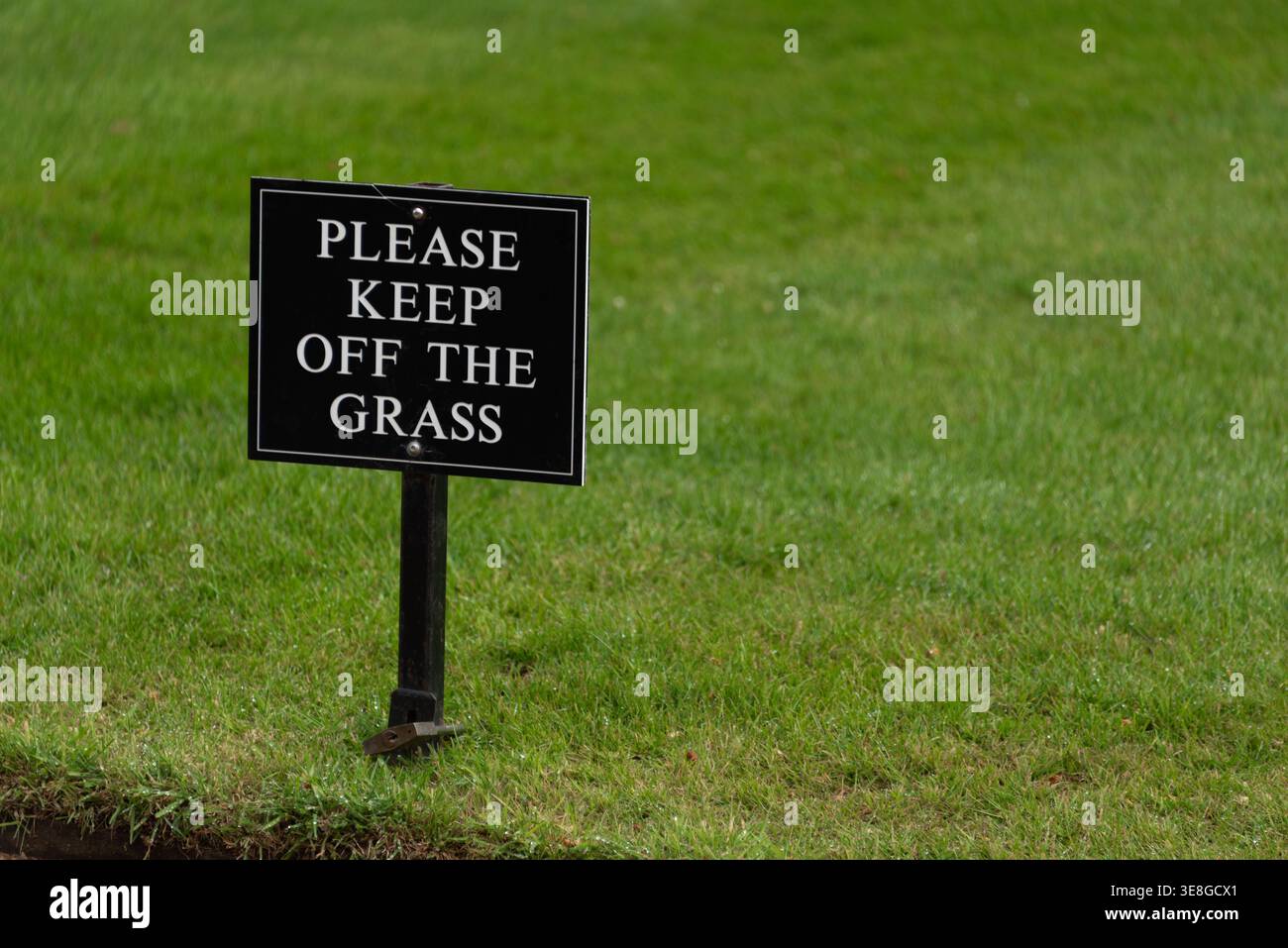 Un cartello con scritto per favore, state lontani dall'erba verde sullo sfondo, Oxford, Regno Unito Foto Stock