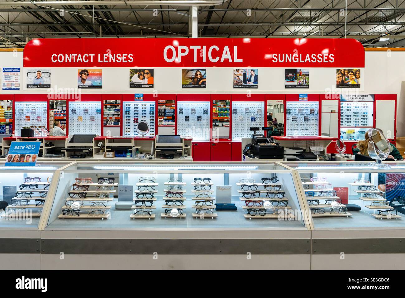Occhiali ottici contatti reparto occhiali da sole presso Costco Wholesale Kirkland Signature Warehouse Interior Foto Stock