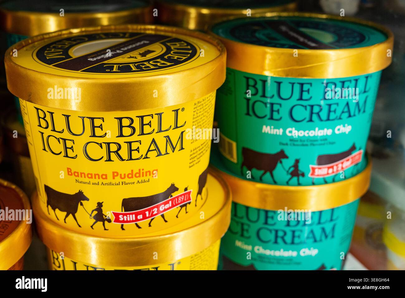 Prodotti Blue Bell Ice Cream esposti sul ripiano dei dessert congelati del negozio di alimentari nella corsia del congelatore al dettaglio Foto Stock