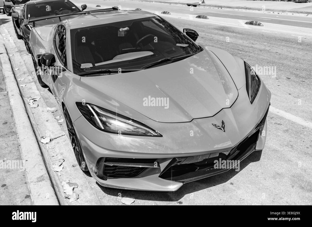 Miami, Florida, Stati Uniti - 18 aprile 2025: Auto sportiva di lusso Chevrolet Corvette. Auto Chevrolet Corvette parcheggiata all'aperto. Blue Chevy Sportscar, vista dall'alto. 2023 Foto Stock