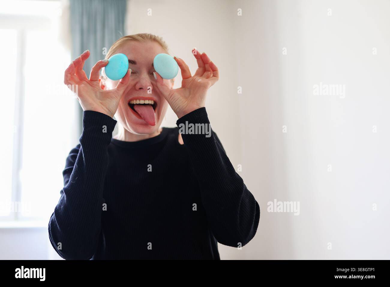 Donna felice con uova colorate, divertente preparazione pasquale e эмоtion positivo. Foto Stock