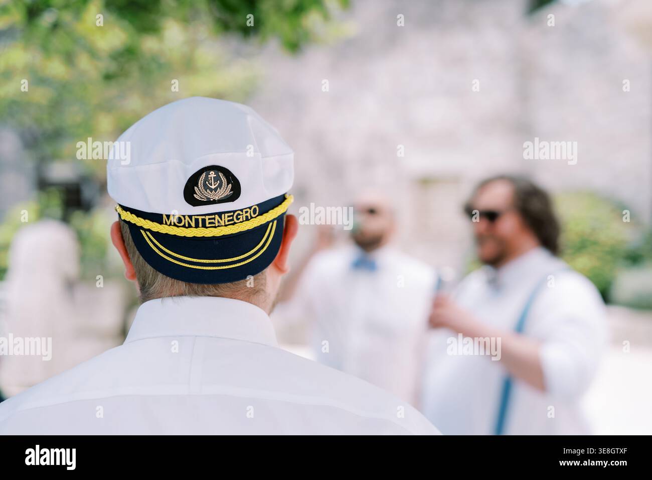La gente di mare osserva gli ospiti interagire. L'ufficiale osserva da vicino i visitatori marittimi Foto Stock