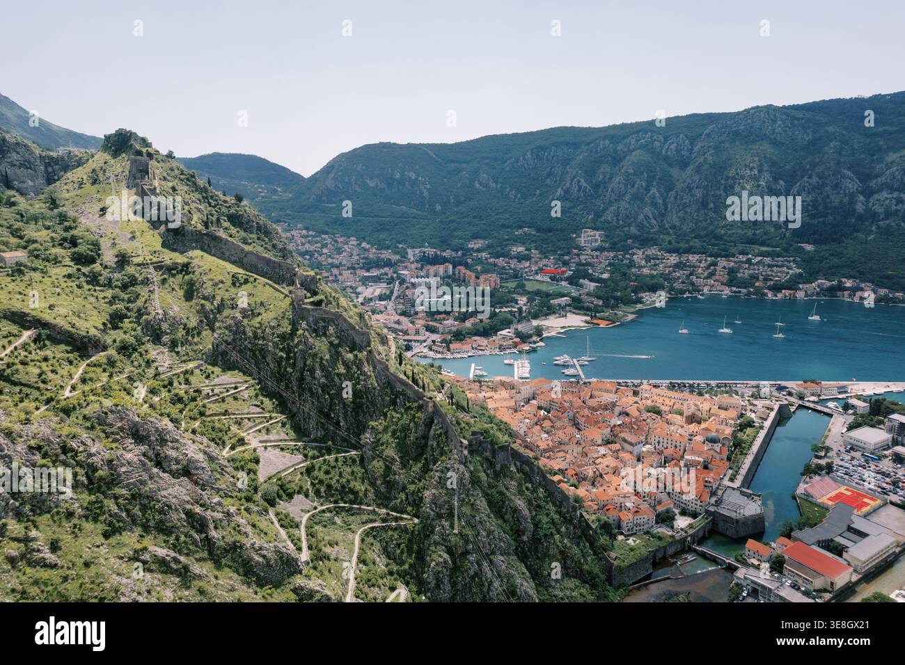 Antica roccaforte costiera. Antiche merlature in pietra che si affacciano sul tranquillo paesaggio del porto Foto Stock