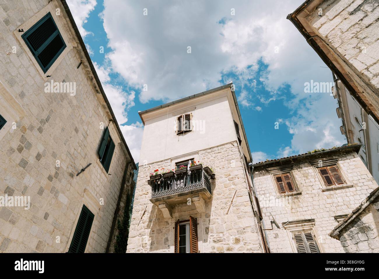 Cattura elementi urbani con linee. Disegnare l'architettura in mezzo a elementi naturali del cielo Foto Stock
