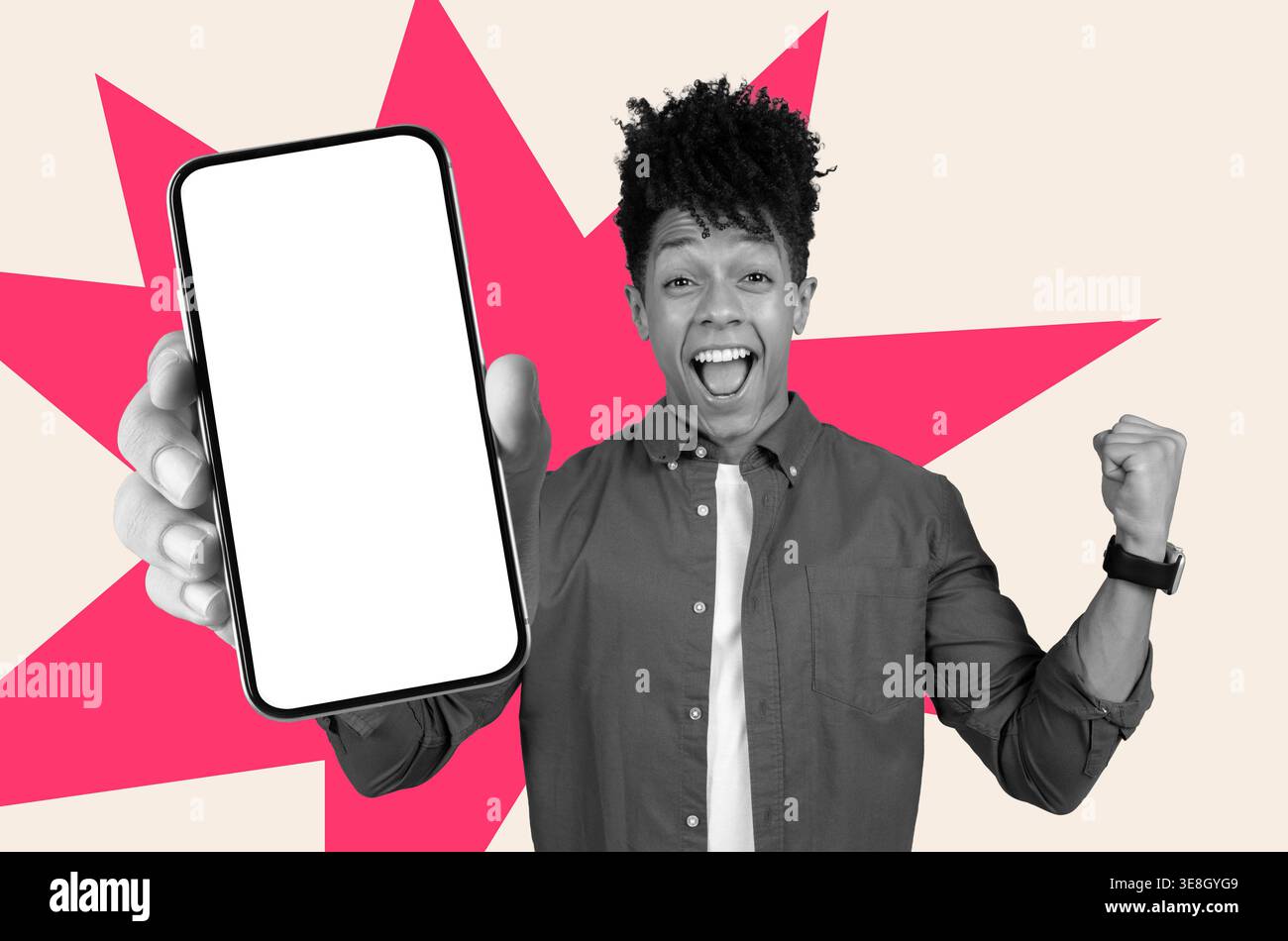 L'uomo mostra lo smartphone con entusiasmo dopo aver vinto un premio in un formato Creative Collage Foto Stock