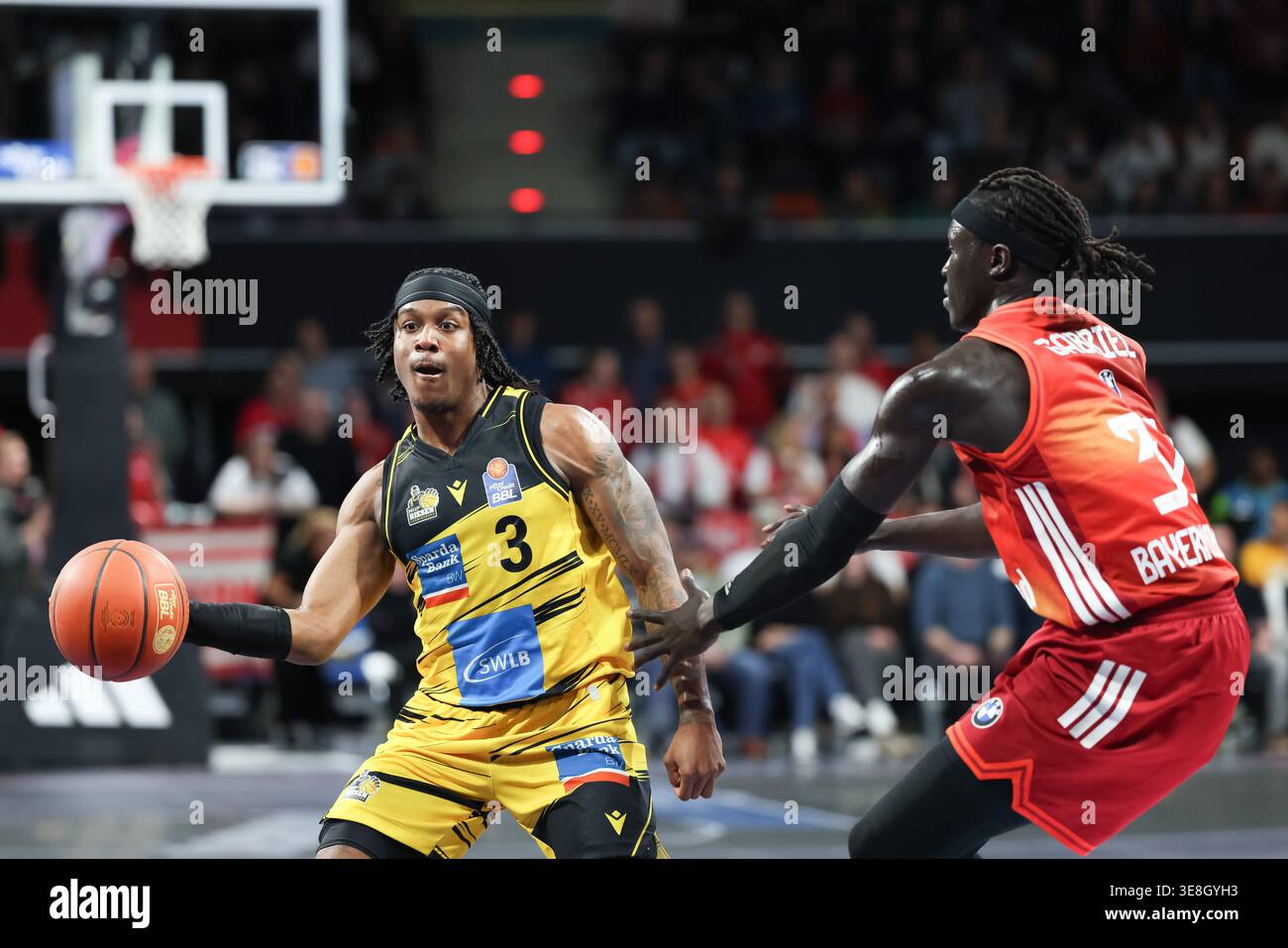 Stefan Smith (MHP Riesen Ludwigsburg, #03) con Wenyen Gabriel (FC Bayern Basketball, #32), GER, FC Bayern Basketball vs. MHP Riesen Ludwigsburg, Basketball, easycredit Basketball Bundesliga [Bundesliga], 13 ° turno, stagione 2025/2026, 14 aprile 2026, Pho Foto Stock