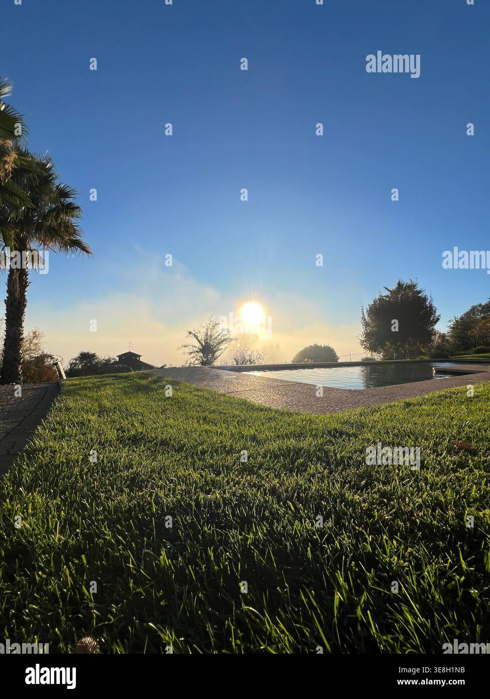Vibrazioni del cortile e vista al tramonto - Immagine stock catturata con smartphone