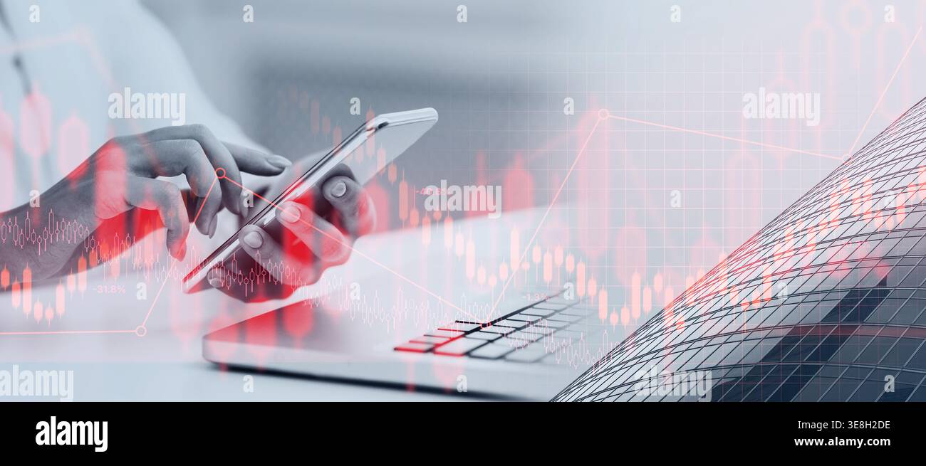 L'utente interagisce con il dispositivo mobile durante l'analisi dei dati di mercato in un ambiente ufficio occupato Foto Stock