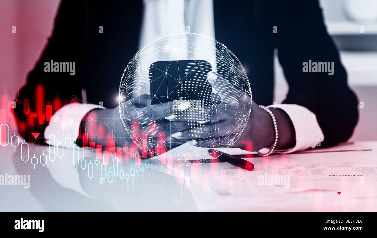 Collage che mostra una persona che utilizza uno smartphone seduto a una scrivania con dati finanziari e grafici Foto Stock