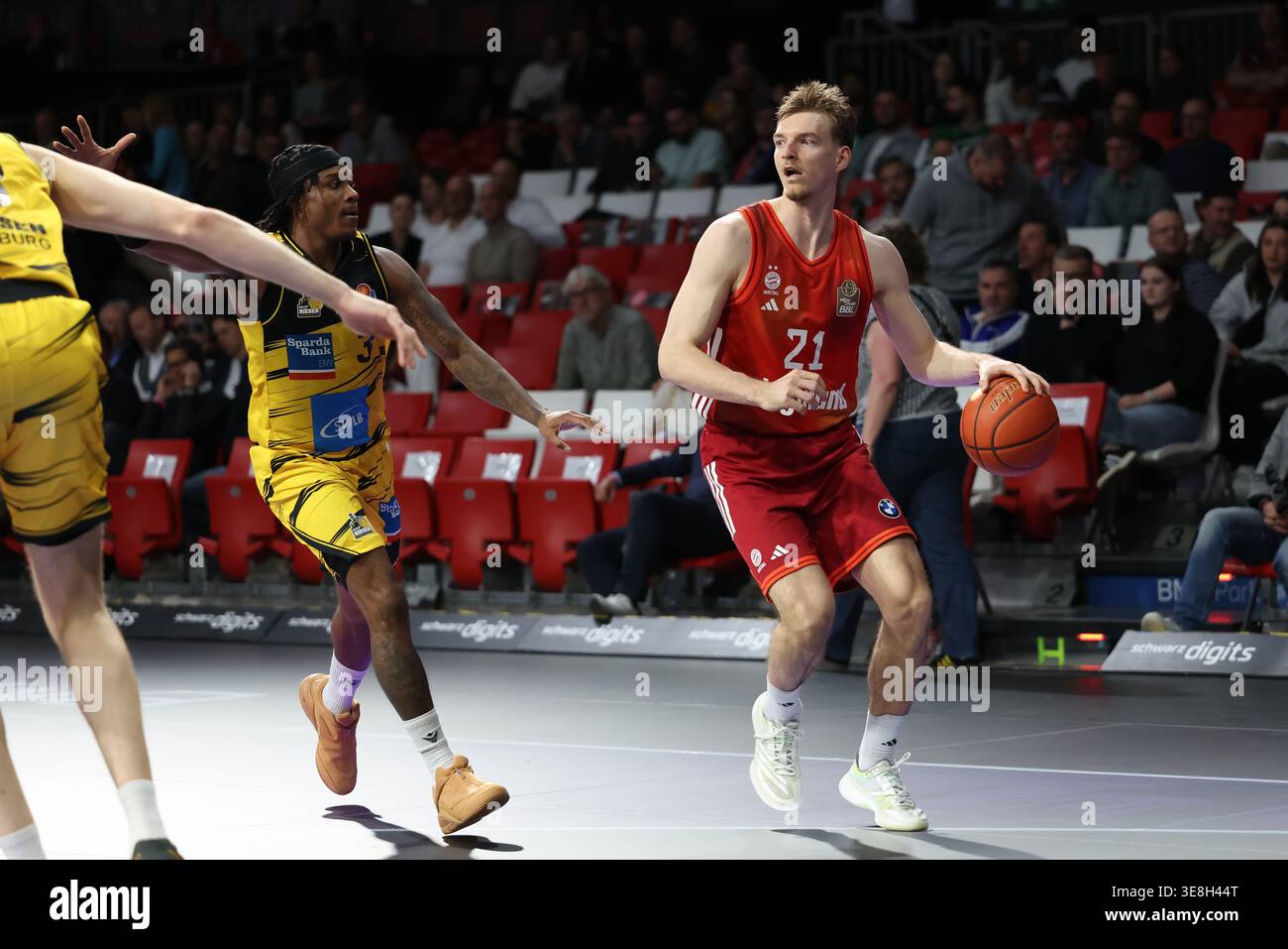 Justuz Hollatz (FC Bayern Basketball, #21) con Stefan Smith (MHP Riesen Ludwigsburg, #03), GER, FC Bayern Basketball vs. MHP Riesen Ludwigsburg, Basketball, easycredit Basketball Bundesliga [Bundesliga], 13 ° turno, stagione 2025/2026, 14 aprile 2026, Pho Foto Stock