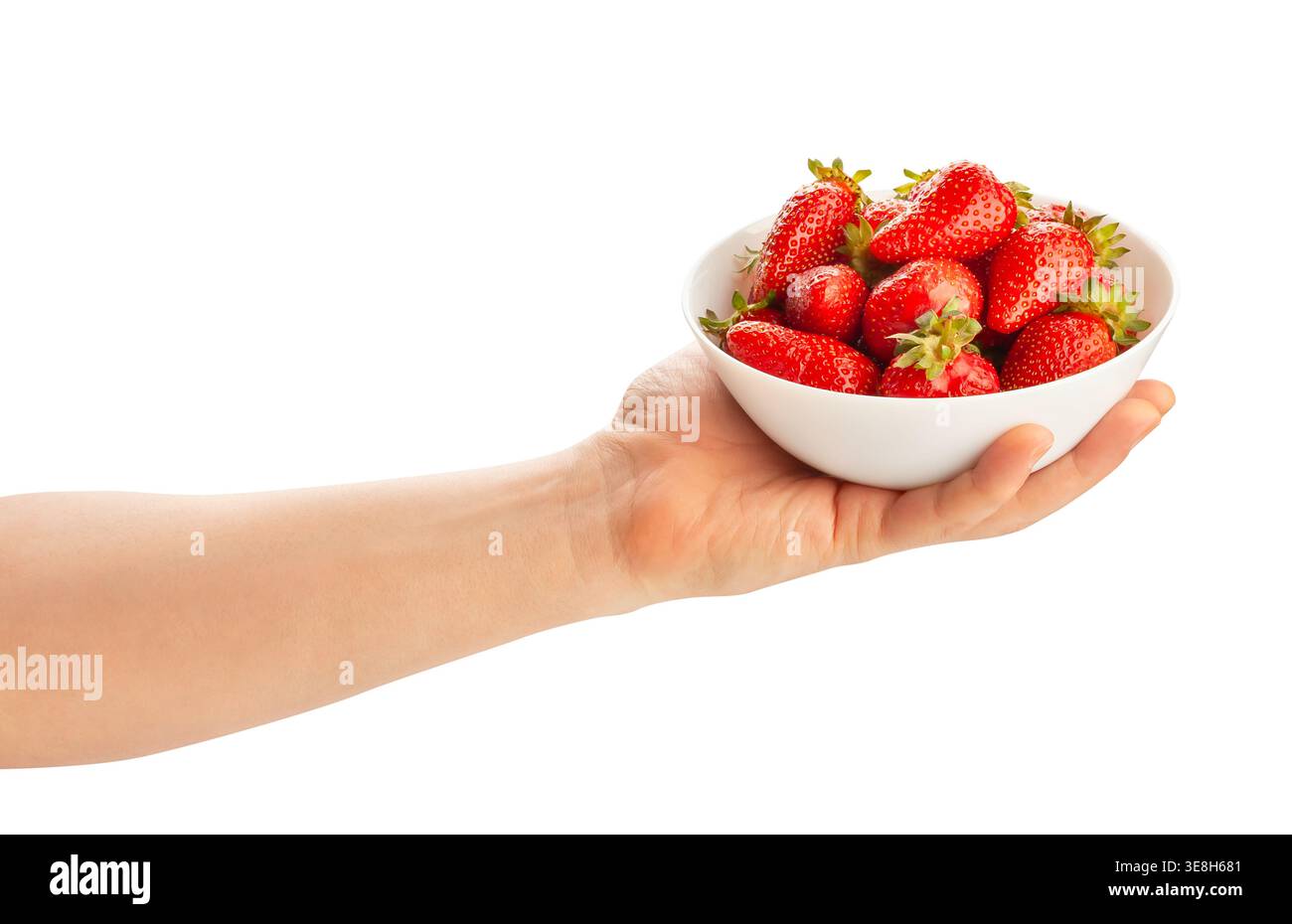 ciotola di fragole nel percorso della mano isolata su bianco Foto Stock