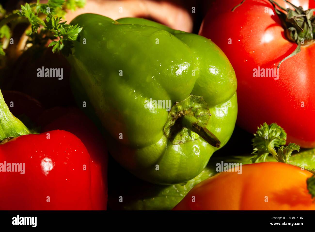 mix di verdure al pepe verde su sfondo nero Foto Stock