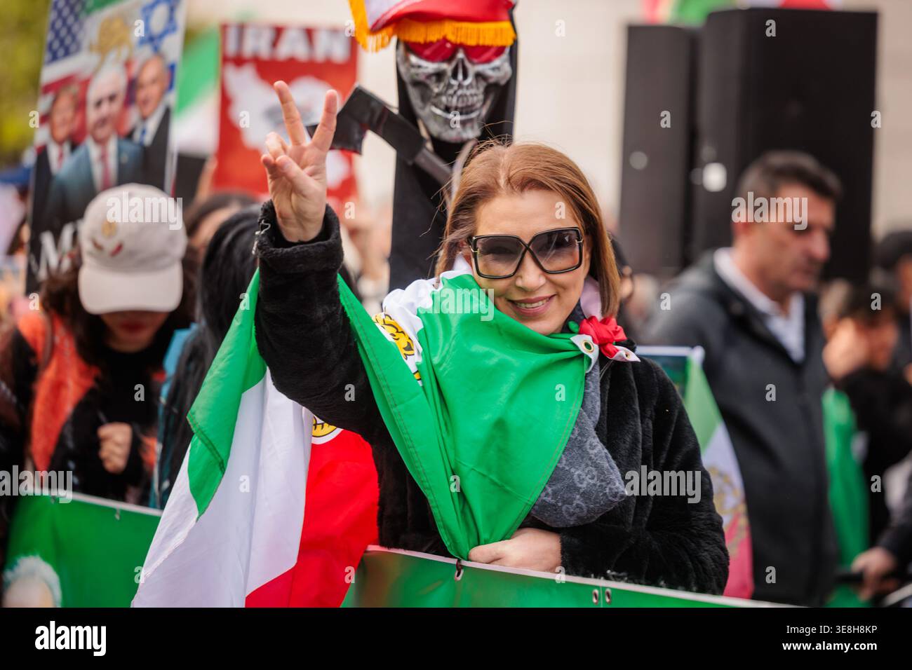 I gruppi iraniani pro monarchia si uniscono fuori dall'ambasciata israeliana prima di marciare verso l'ambasciata iraniana. Crediti: Amanda Rose/Alamy Foto Stock