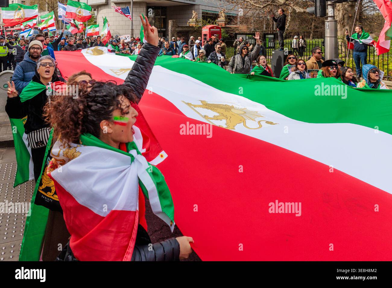 I gruppi iraniani pro monarchia si uniscono fuori dall'ambasciata israeliana prima di marciare verso l'ambasciata iraniana. Crediti: Amanda Rose/Alamy Foto Stock