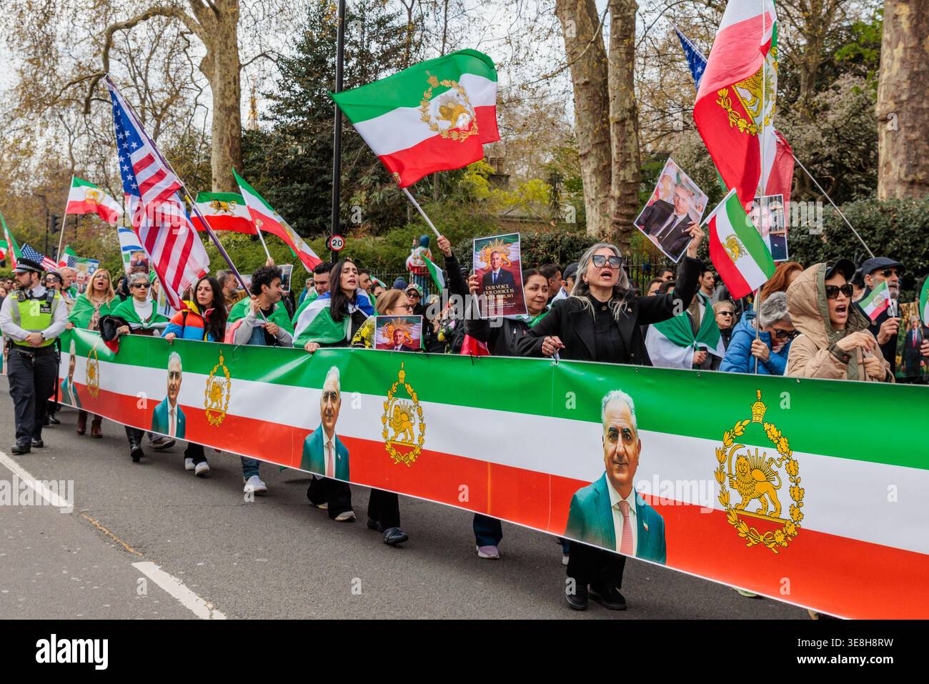 I gruppi iraniani pro monarchia si uniscono fuori dall'ambasciata israeliana prima di marciare verso l'ambasciata iraniana. Crediti: Amanda Rose/Alamy Foto Stock