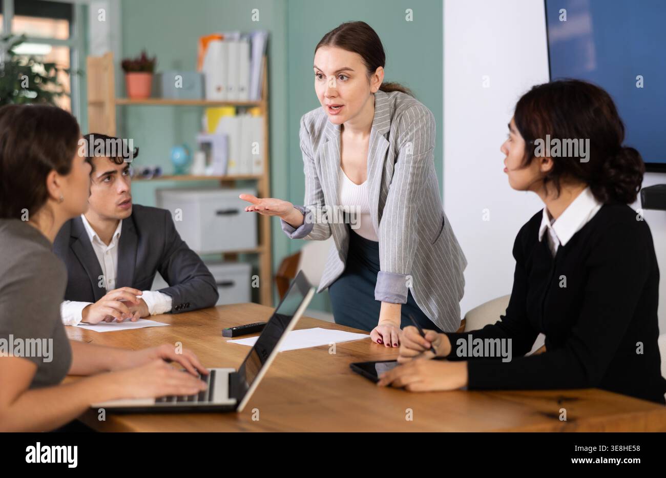 Una donna avvocato conduce la discussione ad una riunione Foto Stock