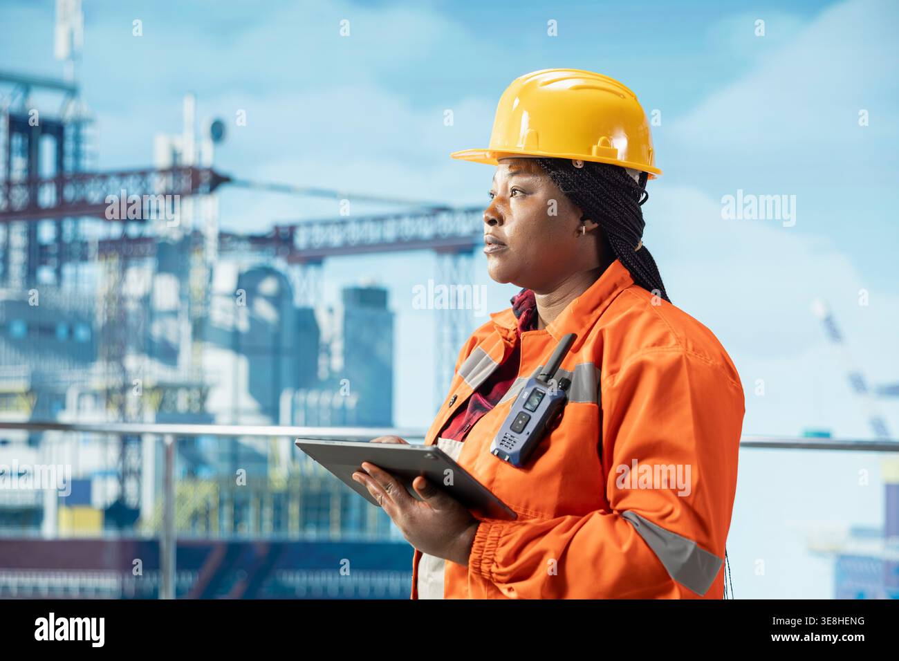 Donna che lavora per impianti industriali offshore che monitorano le operazioni sul ponte della piattaforma petrolifera utilizzando un tablet. Dipendente della piattaforma di perforazione afroamericana che esamina le operazioni energetiche utilizzando il dispositivo Foto Stock