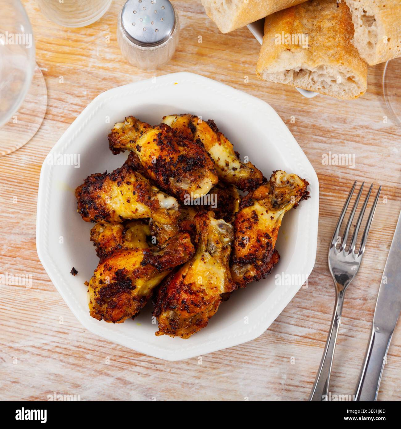 Croccanti ali di pollo fritte servite sul piatto Foto Stock
