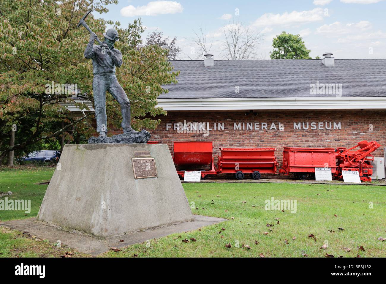 Statua del minatore di zinco e auto d'epoca fuori dal Franklin Mineral Museum, Franklin, New Jersey Foto Stock