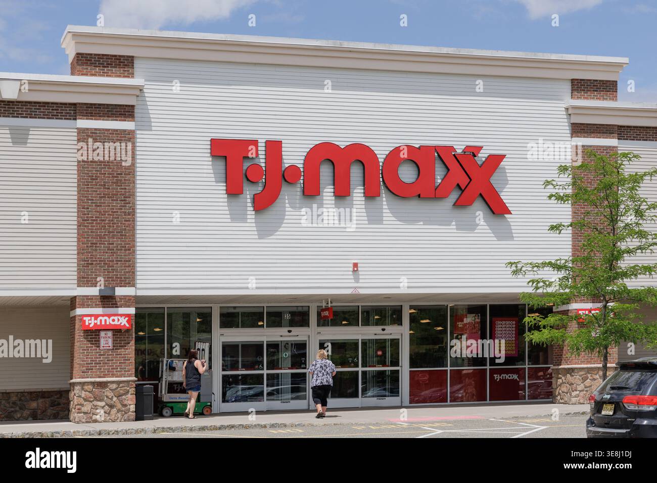 Esterno del negozio T.J. Maxx, dove gli acquirenti entrano a West Milford, New Jersey, in una giornata di sole Foto Stock