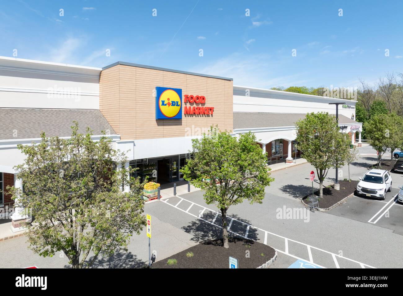 Esterno del negozio di alimentari Lidl Food Market, con parcheggio e alberi primaverili, Pompton Lakes, New Jersey Foto Stock