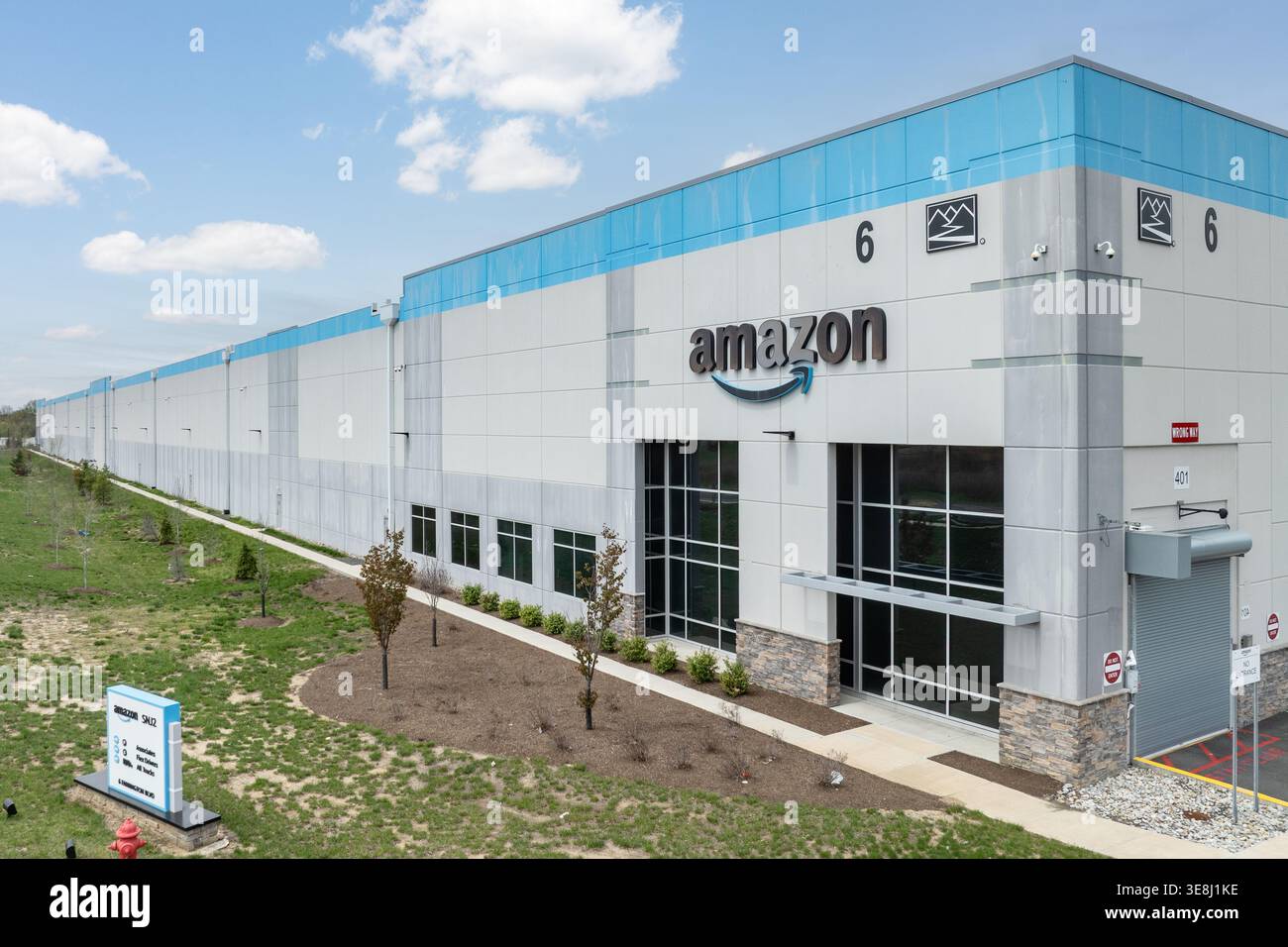 Struttura del magazzino di consegna e consegna Amazon all'esterno di Monroe Township, New Jersey Foto Stock