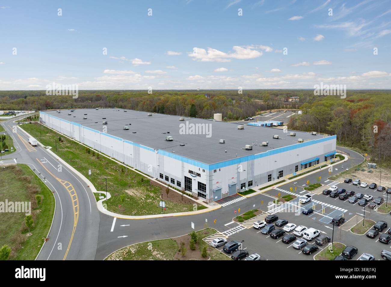 Struttura del magazzino di consegna e consegna Amazon all'esterno di Monroe Township, New Jersey Foto Stock