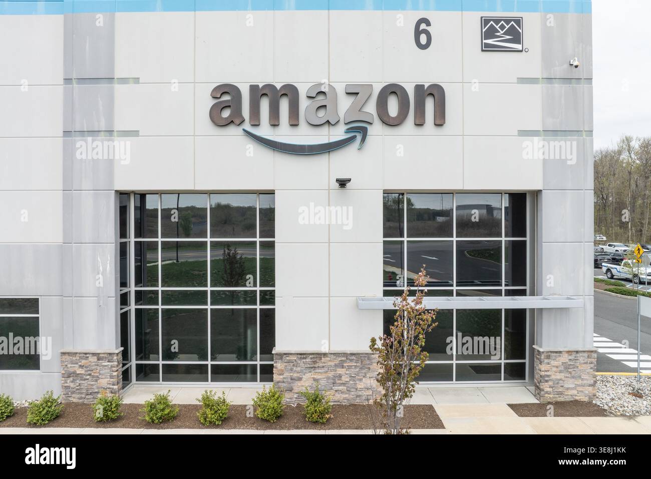 Struttura del magazzino di consegna e consegna Amazon all'esterno di Monroe Township, New Jersey Foto Stock