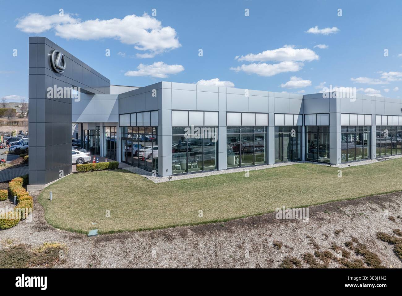 Esterno dello showroom della concessionaria Prestige Lexus con facciata in vetro dal pavimento al soffitto, Ramsey, New Jersey Foto Stock
