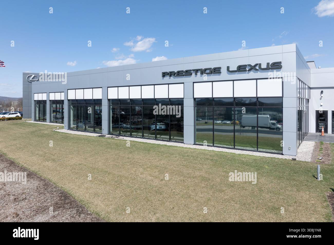Esterno dello showroom della concessionaria Prestige Lexus con facciata in vetro dal pavimento al soffitto, Ramsey, New Jersey Foto Stock