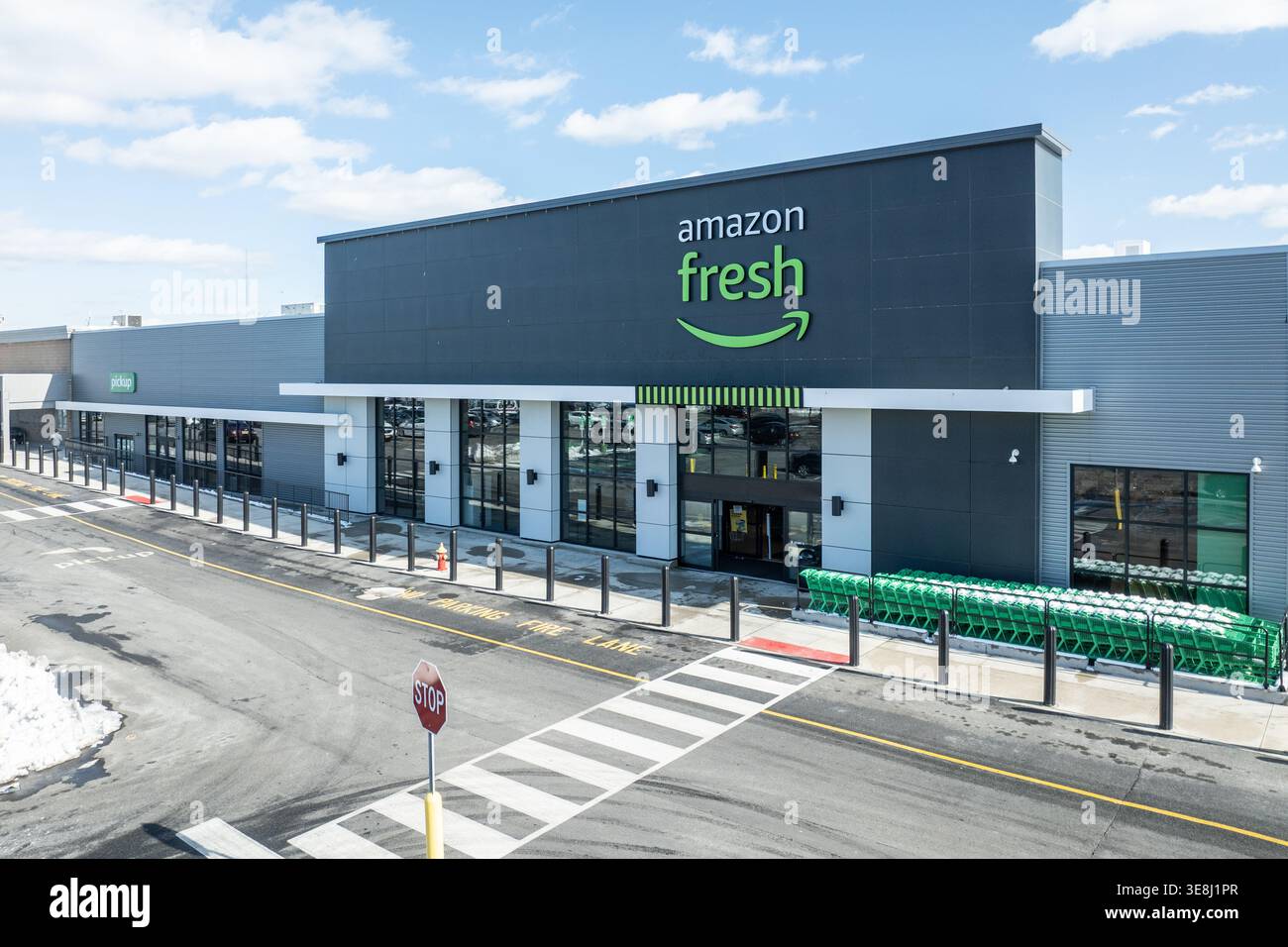 Esterno del negozio di alimentari Amazon Fresh con carrelli verdi e area di prelievo, Lodi, New Jersey Foto Stock