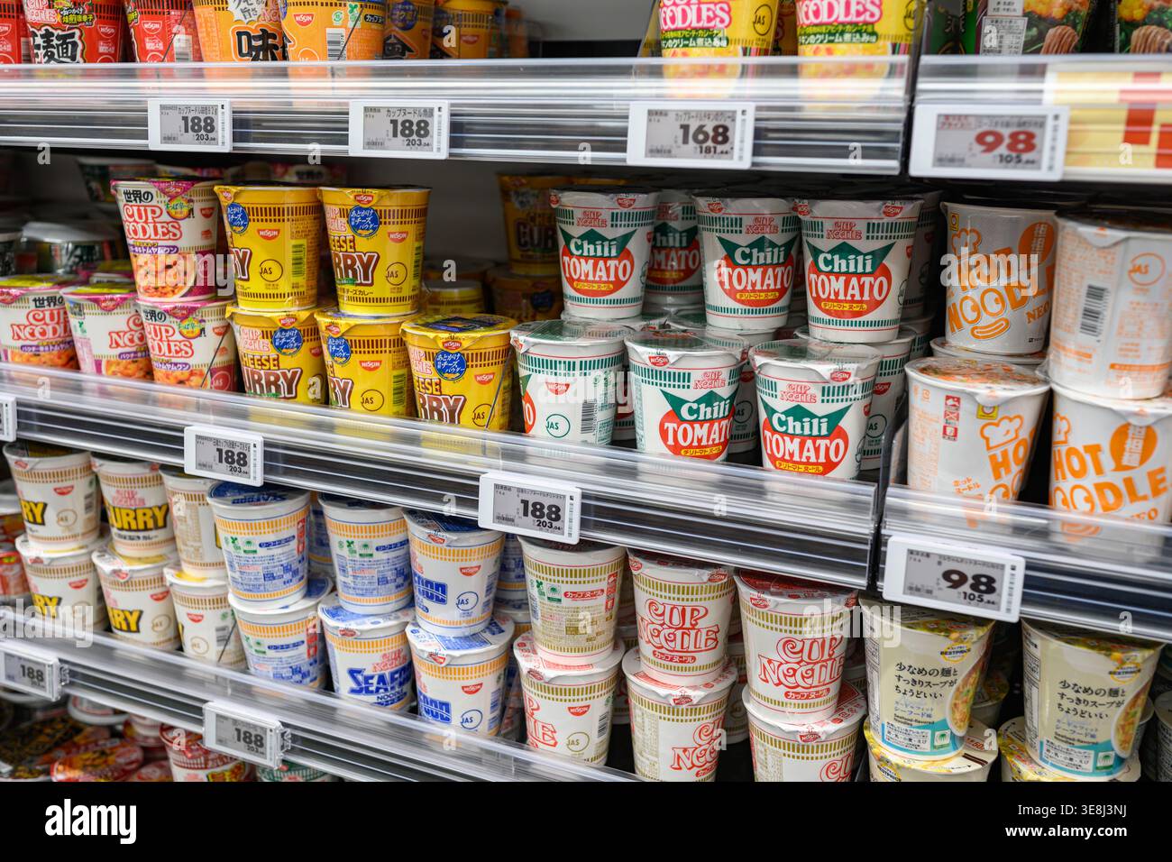 Instant Noodles in vendita all'interno di un supermercato giapponese - Yokohama, Giappone - 11 novembre 2025 Foto Stock