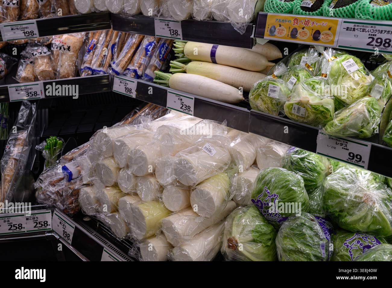 Verdure giapponesi in vendita all'interno di un supermercato - Yokohama, Giappone - 08 novembre 2025 Foto Stock