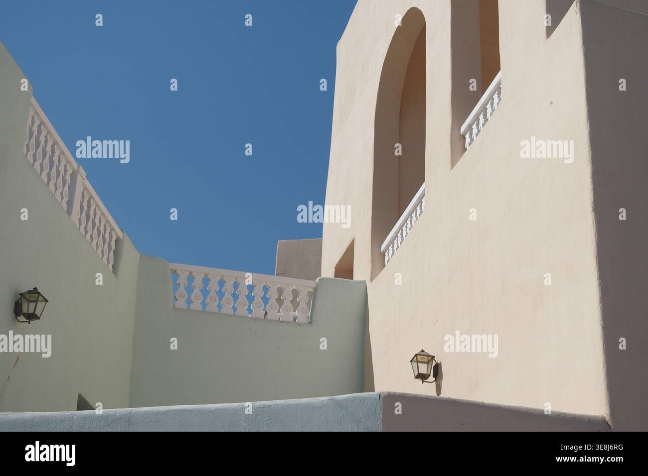 Edificio soleggiato con dettagli architettonici unici in qatar Foto Stock