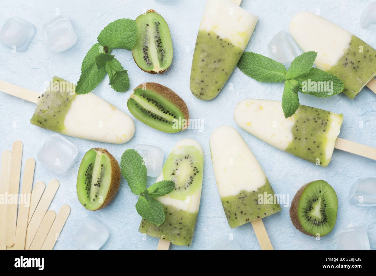 Gelato congelato o papaveri dal kiwi smoothie e yogurt decorati con menta e ghiaccio. Vista dall'alto. Cibo estivo Foto Stock