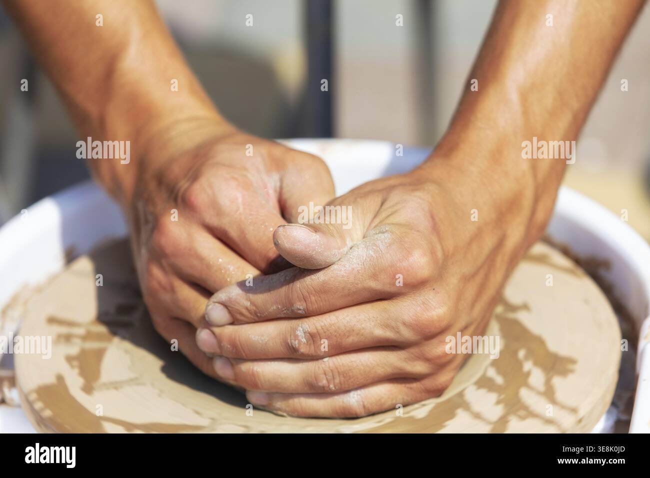 Primo piano delle mani insensibili di un maestro vasaio al lavoro Foto Stock
