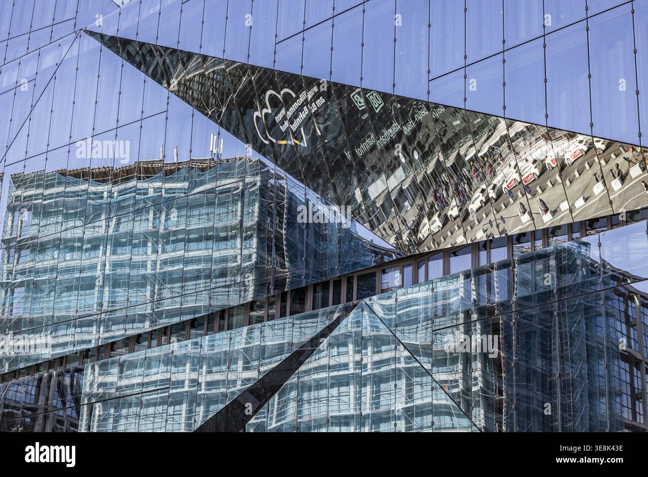 L'edificio Cube Berlin è un edificio per uffici a forma di cubo in Washingtonplatz, nelle immediate vicinanze della stazione centrale di Berlino. La facciata si riflette Foto Stock