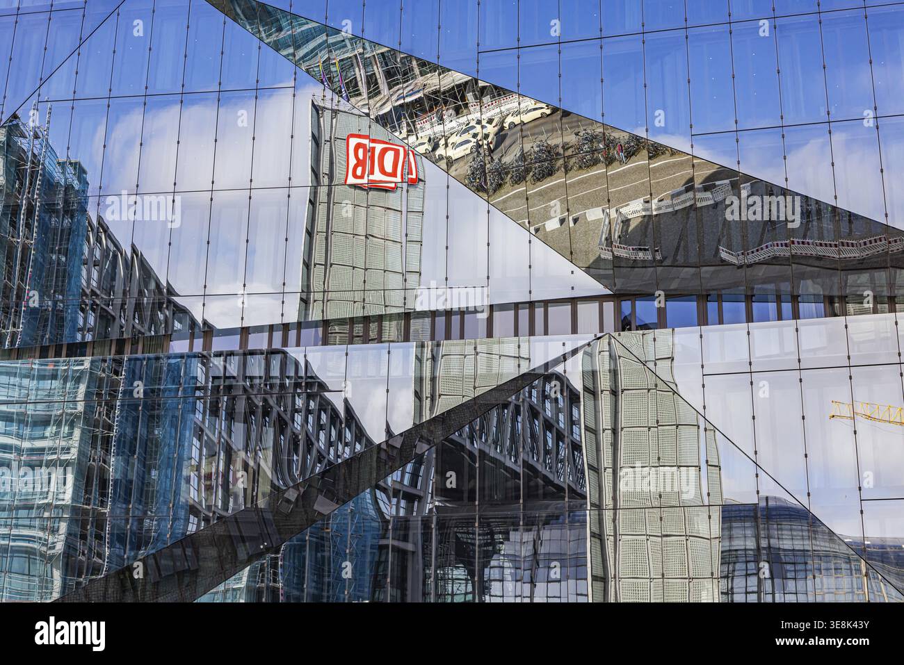 L'edificio Cube Berlin è un edificio per uffici a forma di cubo in Washingtonplatz, nelle immediate vicinanze della stazione centrale di Berlino. La facciata si riflette Foto Stock