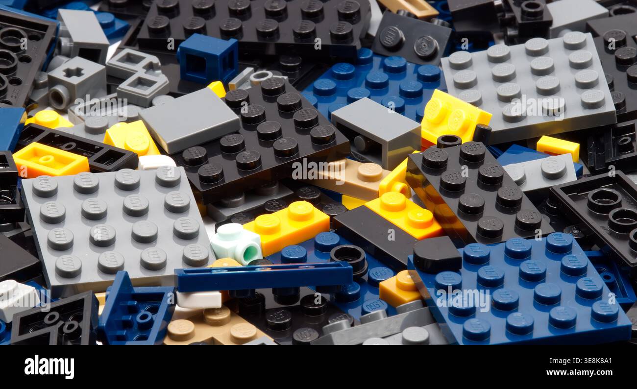 Vista dall'alto dei mattoni in plastica con blocco interno LEGO isolati su sfondo bianco. Foto Stock