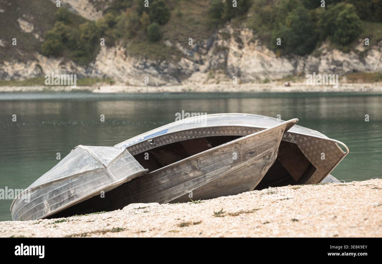 Boote am Ufer eines Bergsees, ohne Menschen Foto Stock