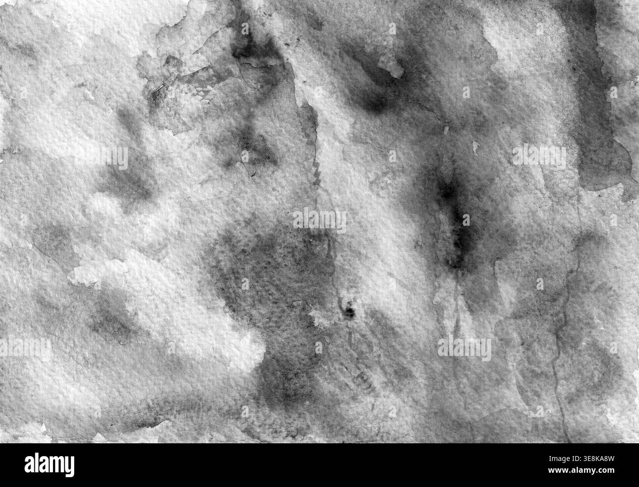 Sfondo astratto acquerello. Nero, diverse sfumature di grigio e bianco. Macchie caotiche e colori si mescolano per formare nuovi colori e sfumature. Grana della carta ad acquerello. Macchie più chiare e scure. Monocromatico Foto Stock
