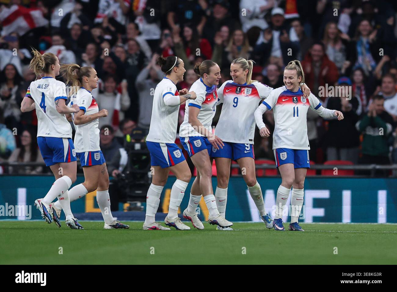 Wembley Stadium, Londra, Regno Unito. 14 aprile 2026. Calcio qualificante Coppa del mondo femminile, Inghilterra contro Spagna; Lauren Hemp dell'Inghilterra celebra il suo gol al terzo minuto per il 1-0 con la sua squadra Credit: Action Plus Sports/Alamy Live News Foto Stock