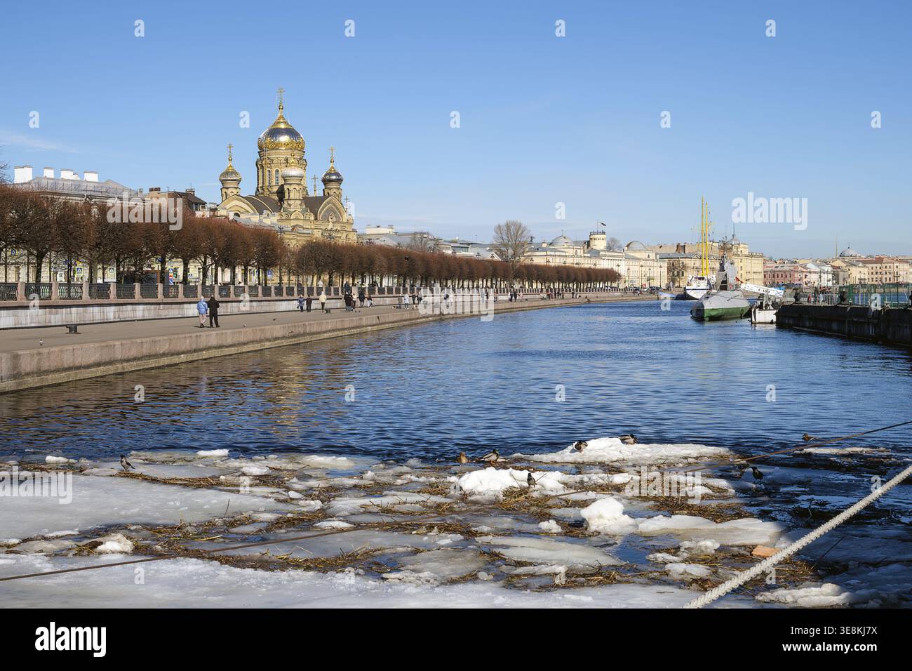 San Pietroburgo, Russia - 21 marzo 2026. Vista panoramica della Chiesa dell'assunzione di Maria sul tenente Schmidt Embankment in primavera. Scioglimento del ghiaccio Foto Stock