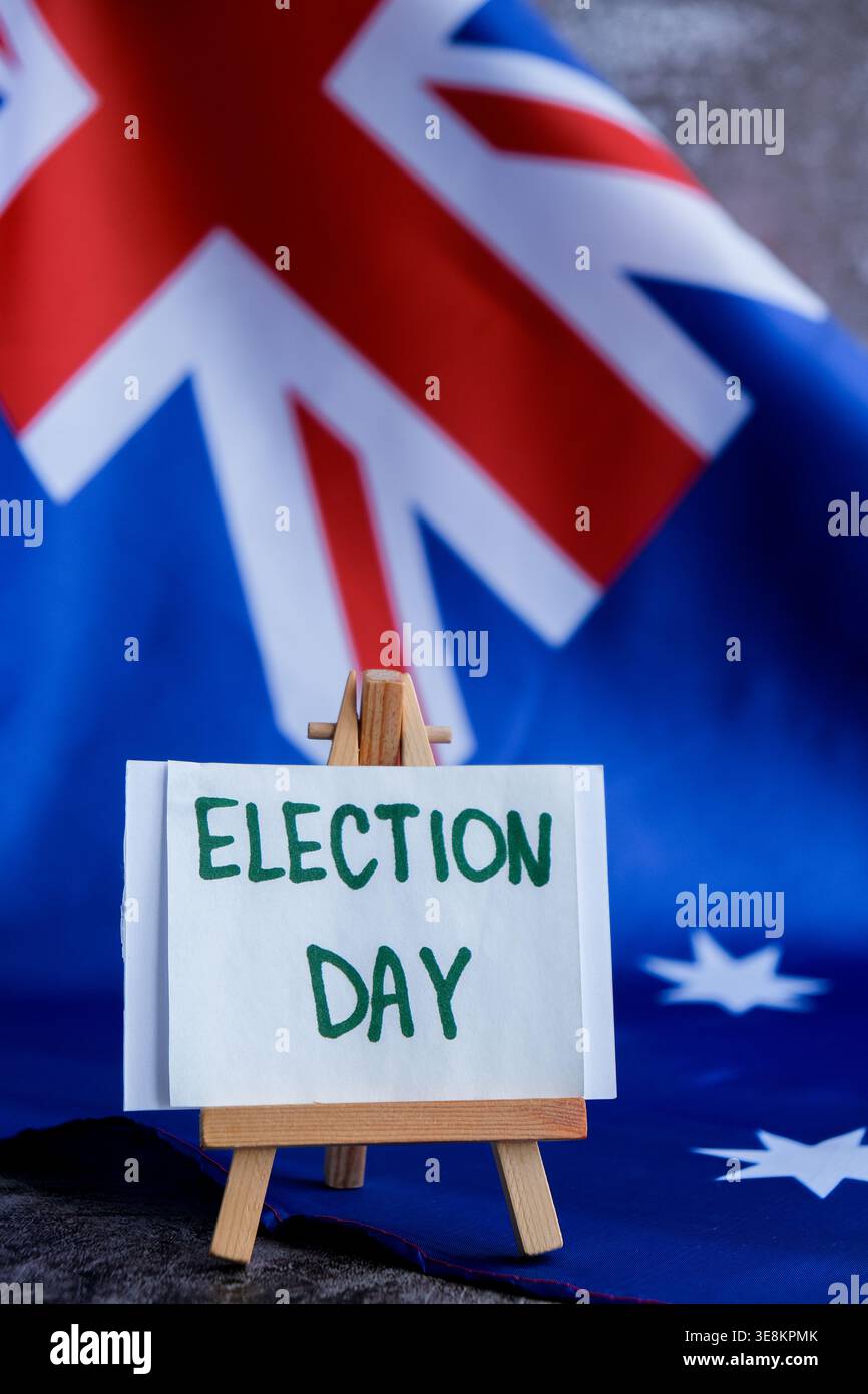 Bandiera australiana con messaggio testo GIORNO DELLE ELEZIONI per copertura politica. Cartellonistica patriottica e flag per la sensibilizzazione degli elettori o il branding della campagna. Concetto di democrazia e dovere civico adatto all'istruzione degli elettori e ai media. Foto Stock