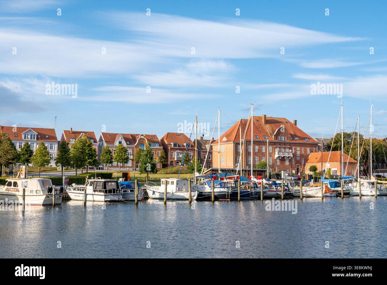 Den gamle toldbod, vecchia dogana e case storiche a Skibbrogade con barche nel porto di Haderslev, Jutland meridionale, Danimarca meridionale Foto Stock