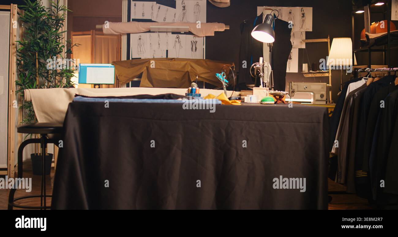 Atelier di moda con utensili e postazione di lavoro, laboratorio di sartoria utilizzato per la produzione di capi di abbigliamento personalizzati. Strumenti per l'industria tessile e lavori a ago, piccole imprese. Foto Stock