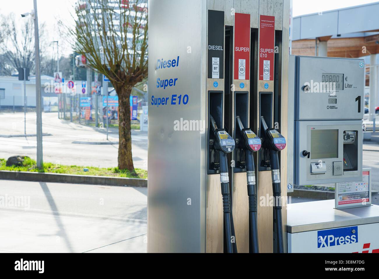 Germania, Assia, Hanau. 08.03.2026. Prezzi elevati del carburante alla stazione di servizio in Europa. Foto Stock