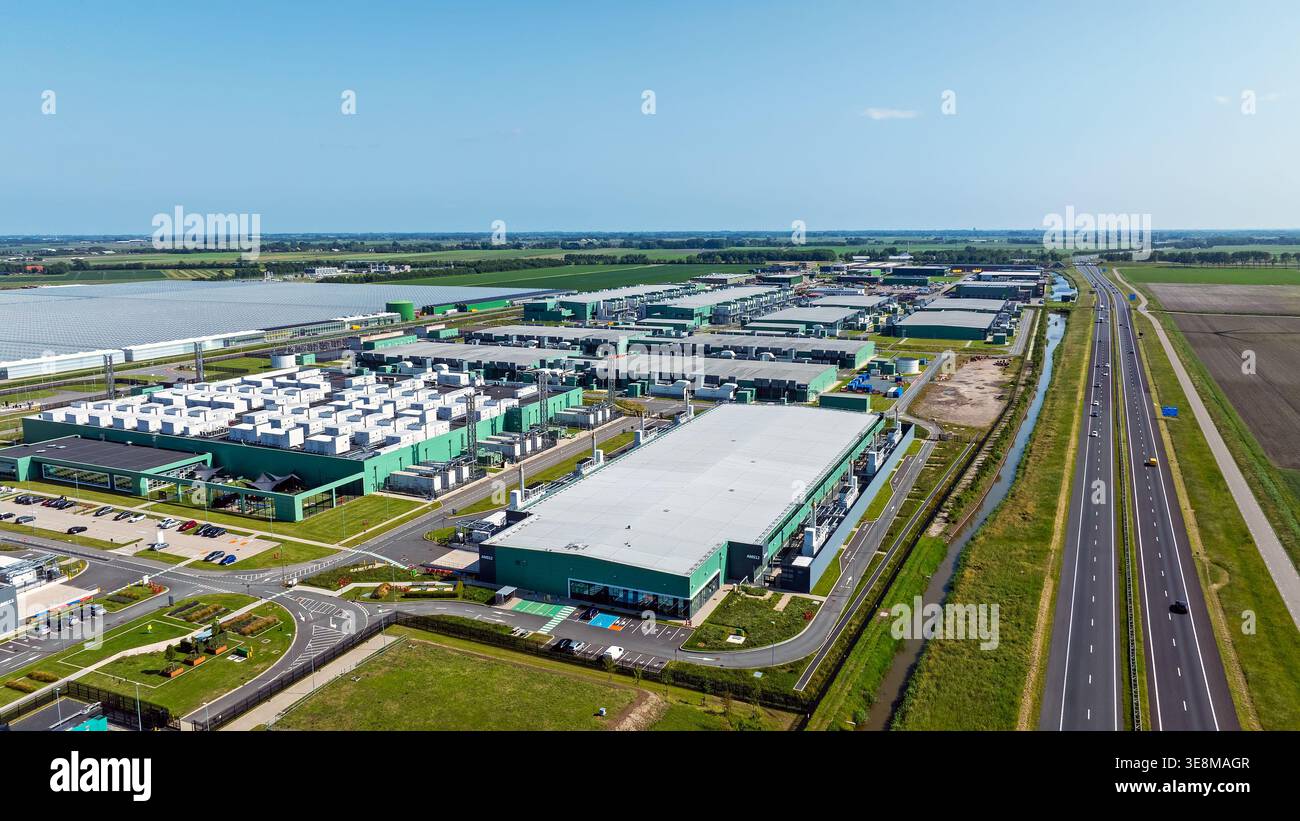 Grande complesso di data center in un paesaggio rurale in Europa Foto Stock