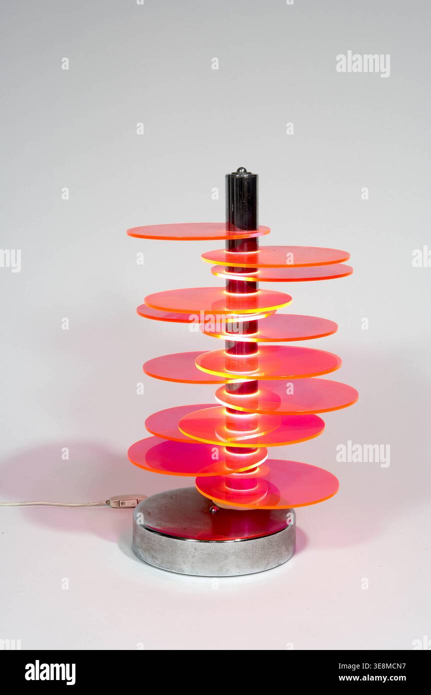 Lampada scuola italiana circa 1970 base e asta in metallo cromato, paralume composto da dodici dischi in perspex Day-glo rosa disposti in corolla aperta (altezza: 57 cm) Collezione privata Foto Stock