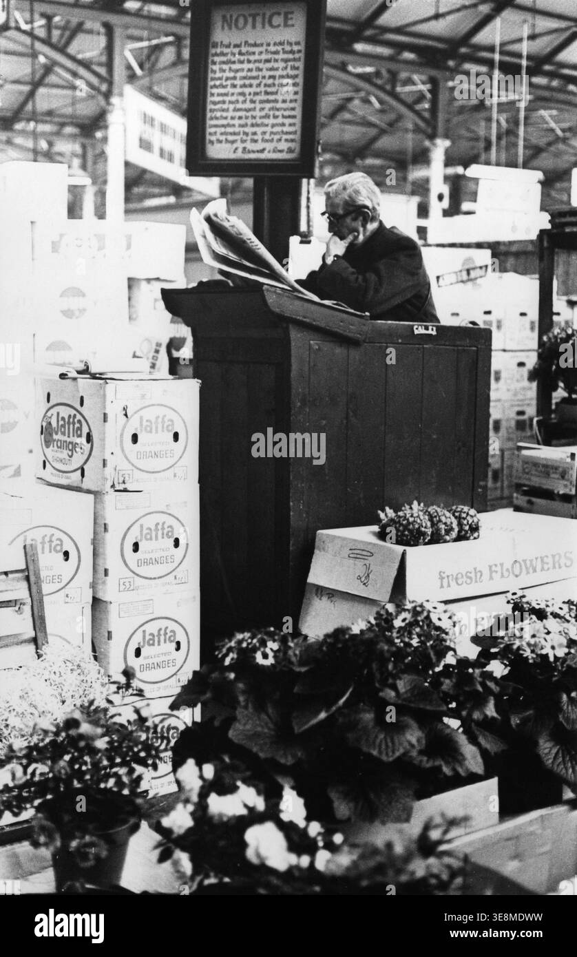 Un mercato di verdure e fiori in un mercato coperto a Dublino, Irlanda. 1975 Foto Stock